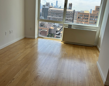 West 37th Street - Photo Thumbnail 3