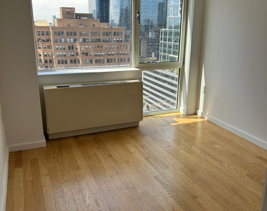 West 37th Street - Photo Thumbnail 6