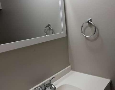 1459 Nw Forest Villa Drive - Photo Thumbnail 4