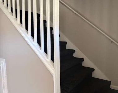 1459 Nw Forest Villa Drive - Photo Thumbnail 3