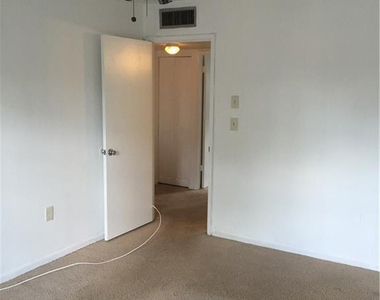 801 W Oakland Park Boulevard - Photo Thumbnail 4