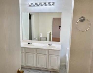 1008 Rock Springs Drive - Photo Thumbnail 23
