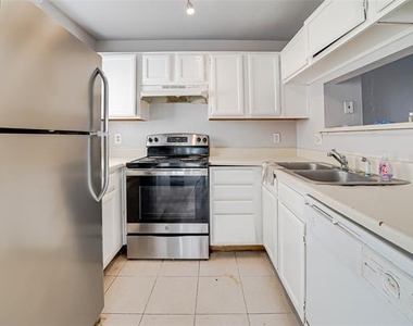 633 Carriagehouse Lane - Photo Thumbnail 3