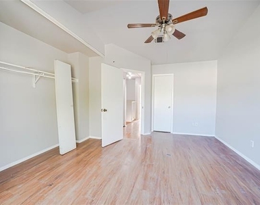 633 Carriagehouse Lane - Photo Thumbnail 6
