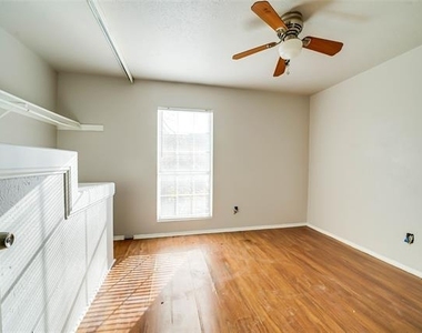 633 Carriagehouse Lane - Photo Thumbnail 9