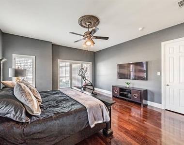 3909 Aquatic Drive - Photo Thumbnail 11