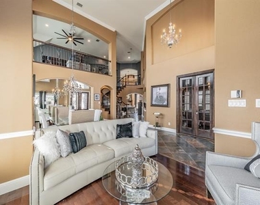 3909 Aquatic Drive - Photo Thumbnail 8