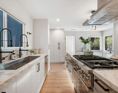 7966 Mulholland Drive - Photo Thumbnail 10
