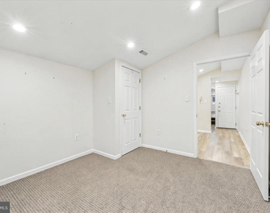 33 S 19th Street - Photo Thumbnail 4