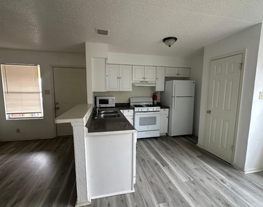 2202 Tabor Ct - Photo Thumbnail 2