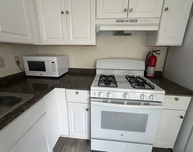 2202 Tabor Ct - Photo Thumbnail 3