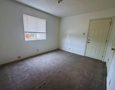 2202 Tabor Ct - Photo Thumbnail 9