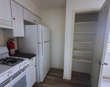 2202 Tabor Ct - Photo Thumbnail 4
