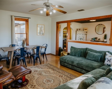 604 W Pecan St - Photo Thumbnail 4