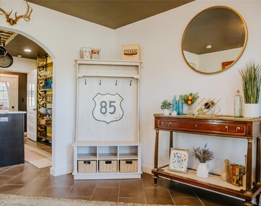 604 W Pecan St - Photo Thumbnail 2