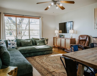 604 W Pecan St - Photo Thumbnail 5