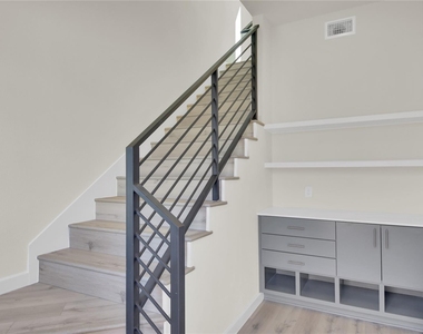 6802 Montana St - Photo Thumbnail 2
