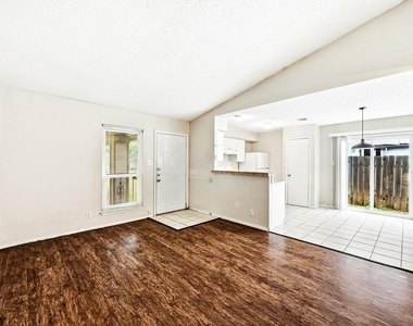 10604 Lanshire Dr - Photo Thumbnail 5