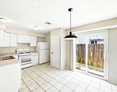 10604 Lanshire Dr - Photo Thumbnail 6