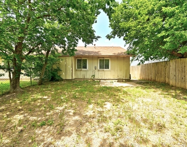 10604 Lanshire Dr - Photo Thumbnail 18
