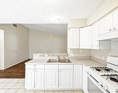 10604 Lanshire Dr - Photo Thumbnail 7