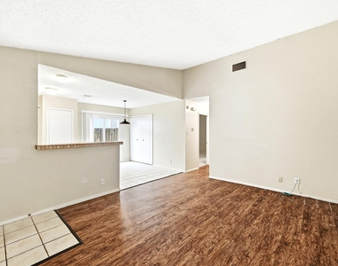 10604 Lanshire Dr - Photo Thumbnail 3