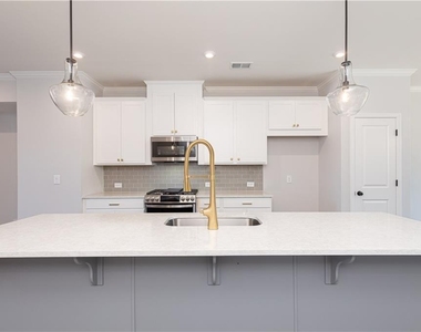 1009 Taylor Court - Photo Thumbnail 6