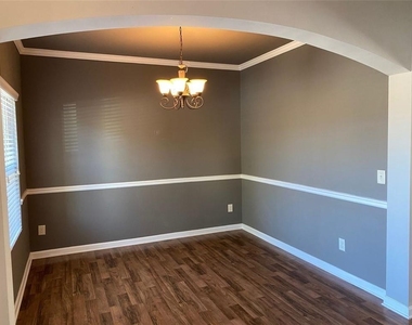 2392 Newbury Oaks Court - Photo Thumbnail 3