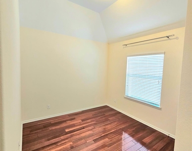 9610 Knights Station Drive - Photo Thumbnail 7