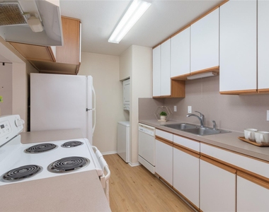 9707 Richmond Avenue - Photo Thumbnail 4
