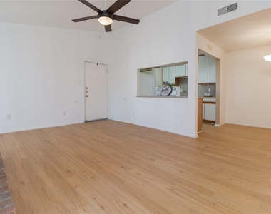 9707 Richmond Avenue - Photo Thumbnail 3