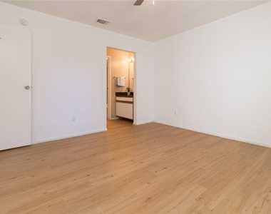 9707 Richmond Avenue - Photo Thumbnail 18