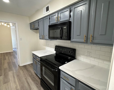 10378 Briar Forest Drive - Photo Thumbnail 14