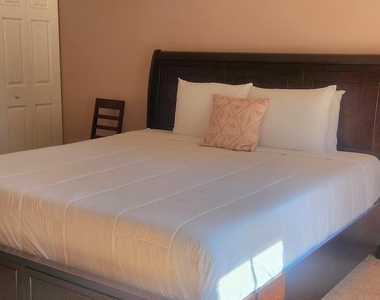 1327 Cherry Hills Road Ne - Photo Thumbnail 4