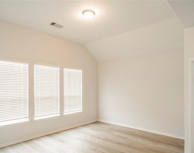 208 Cambria Green Lane - Photo Thumbnail 18