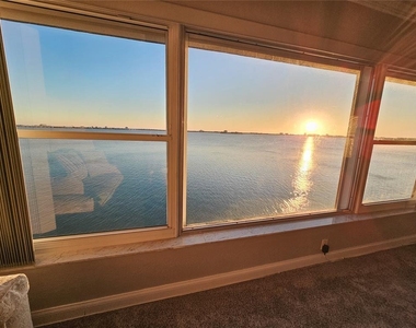 6020 Shore Boulevard S - Photo Thumbnail 13