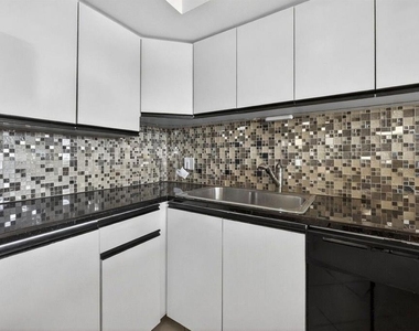1750 Harbor Place S - Photo Thumbnail 11