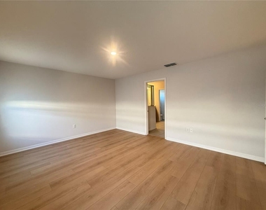 423 Kestrel Drive - Photo Thumbnail 7
