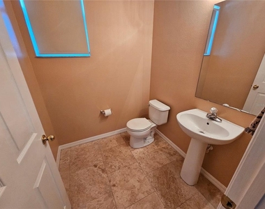 1881 Strathmore Circle - Photo Thumbnail 6