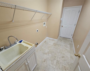 1881 Strathmore Circle - Photo Thumbnail 5