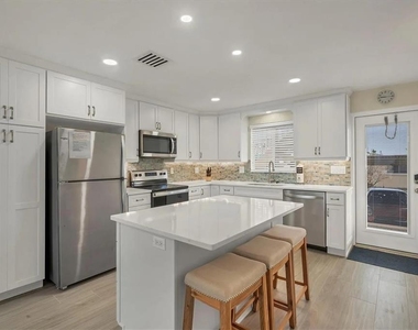 6006 Midnight Pass Road - Photo Thumbnail 10