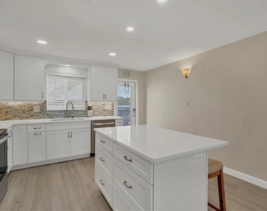6006 Midnight Pass Road - Photo Thumbnail 11