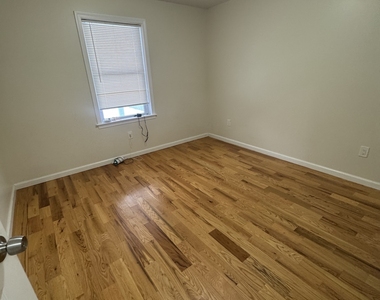 695 Shelton Street - Photo Thumbnail 8