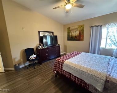 401 Amber Pine Street - Photo Thumbnail 8