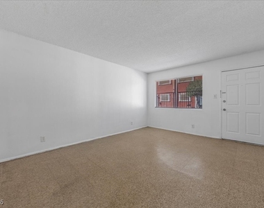 521 S Maryland Parkway - Photo Thumbnail 2