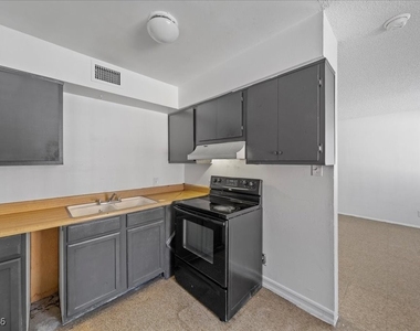 521 S Maryland Parkway - Photo Thumbnail 3