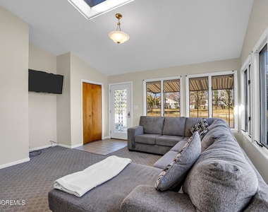 459 W Park Avenue - Photo Thumbnail 2