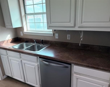 453 Strata Drive - Photo Thumbnail 13