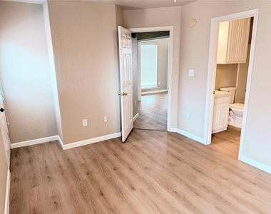 453 Strata Drive - Photo Thumbnail 5