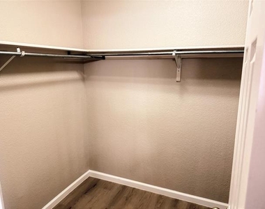 453 Strata Drive - Photo Thumbnail 7